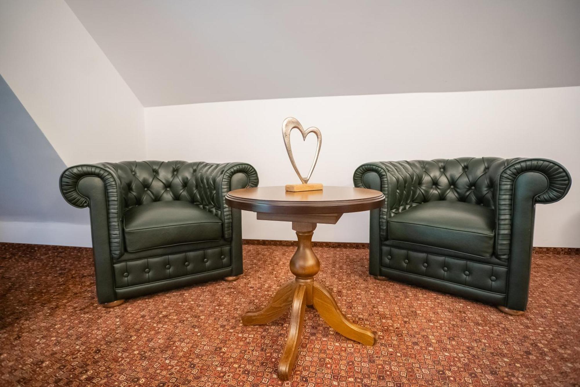 Opus Villa Sinaia Eksteriør bilde A pair of leather armchairs