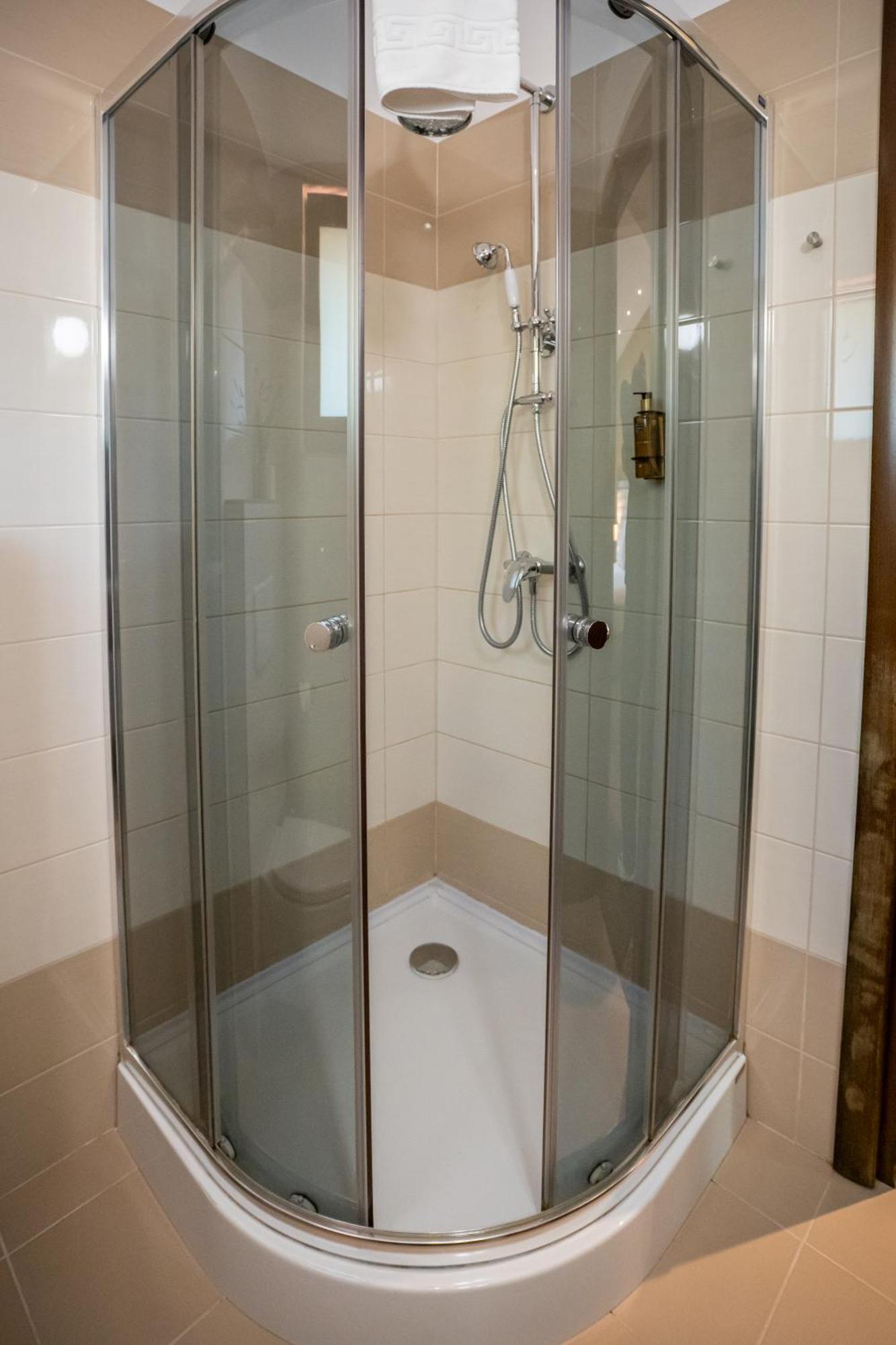 Opus Villa Sinaia Eksteriør bilde A shower cubicle