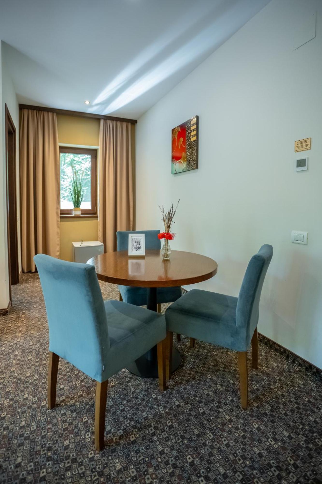 Opus Villa Sinaia Eksteriør bilde A dining room