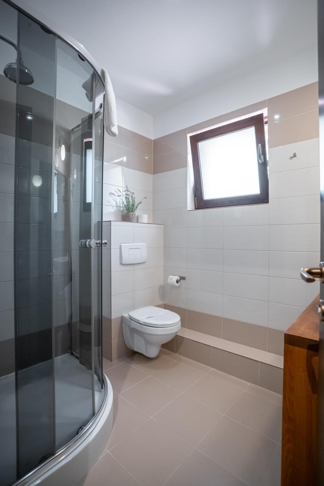 Opus Villa Sinaia Eksteriør bilde Bathroom with shower enclosure