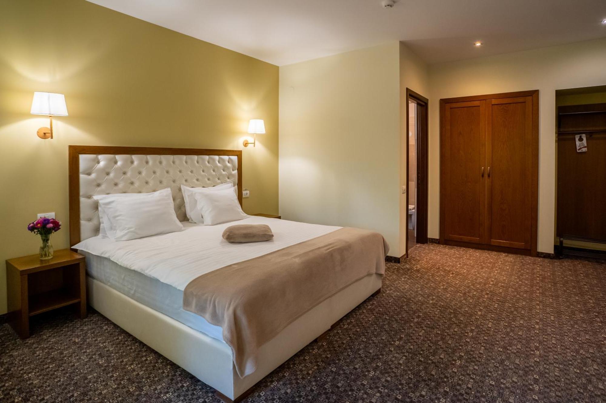 Opus Villa Sinaia Eksteriør bilde A bedroom in a hotel