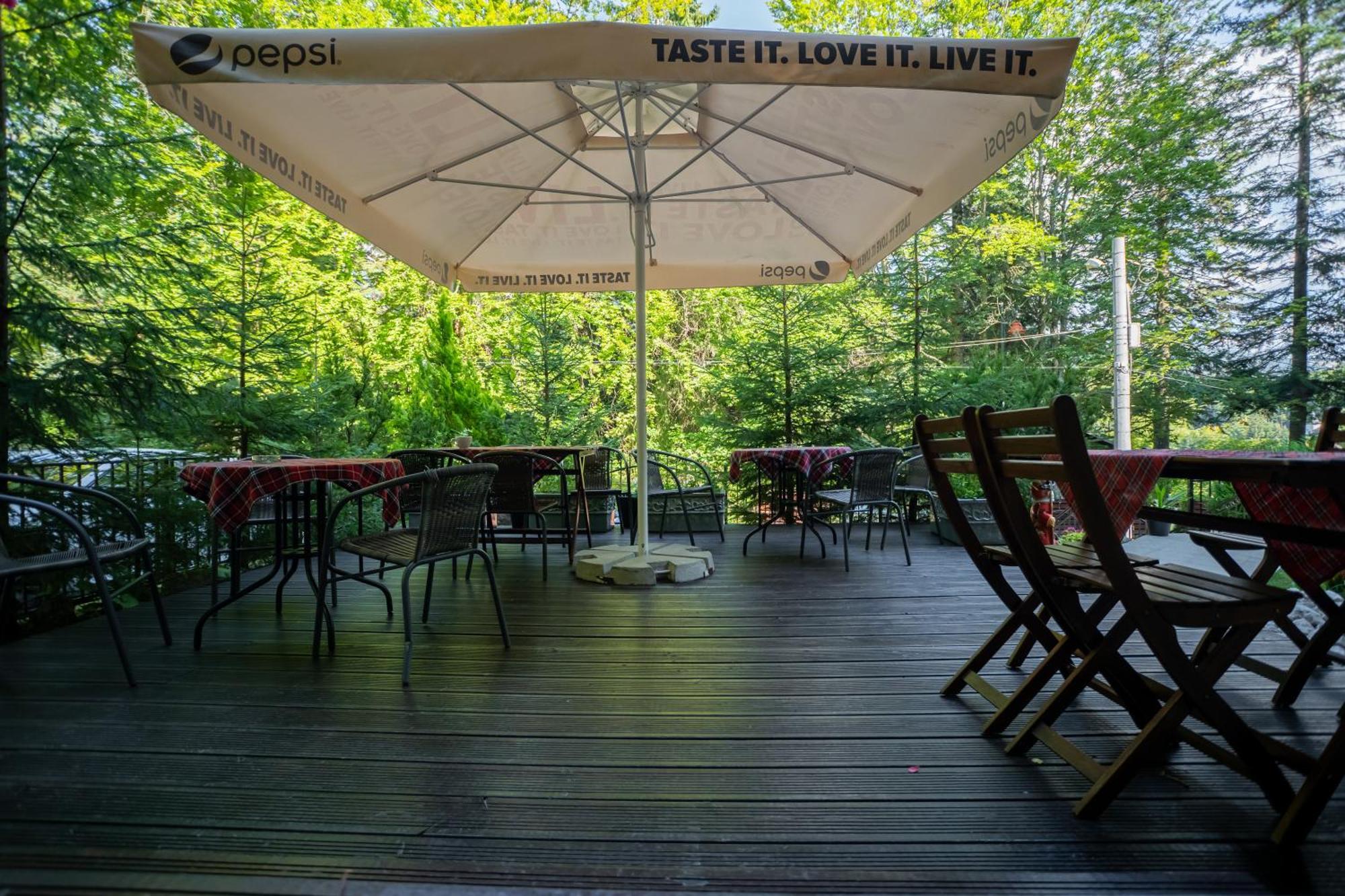 Opus Villa Sinaia Eksteriør bilde A patio umbrella